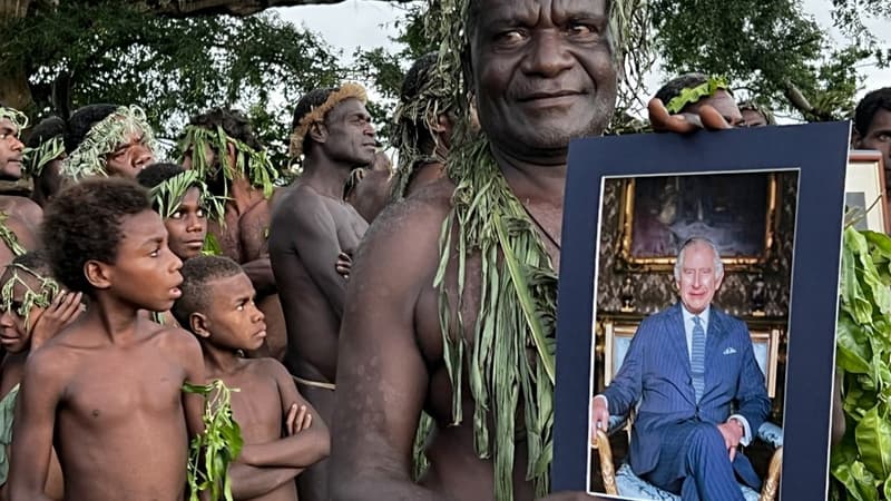 Un habitant de l'île de Tanna au Vanuatu pose avec un portrait du roi Charles III.