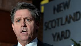 Le détective Kevin Hyland devant Scotland Yard.