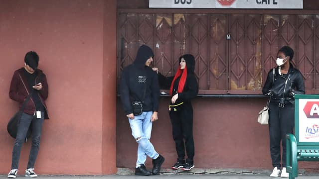 Des jeunes habitants de Los Angeles portant des masques de protection