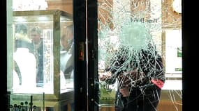 La vitrine de la bijouterie braquée, dans le 8e arrondissement de Paris, lundi après le casse.