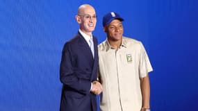 Adam Silva, président de la NBA, avec Kylian Mbappé lors de la Draft 2022