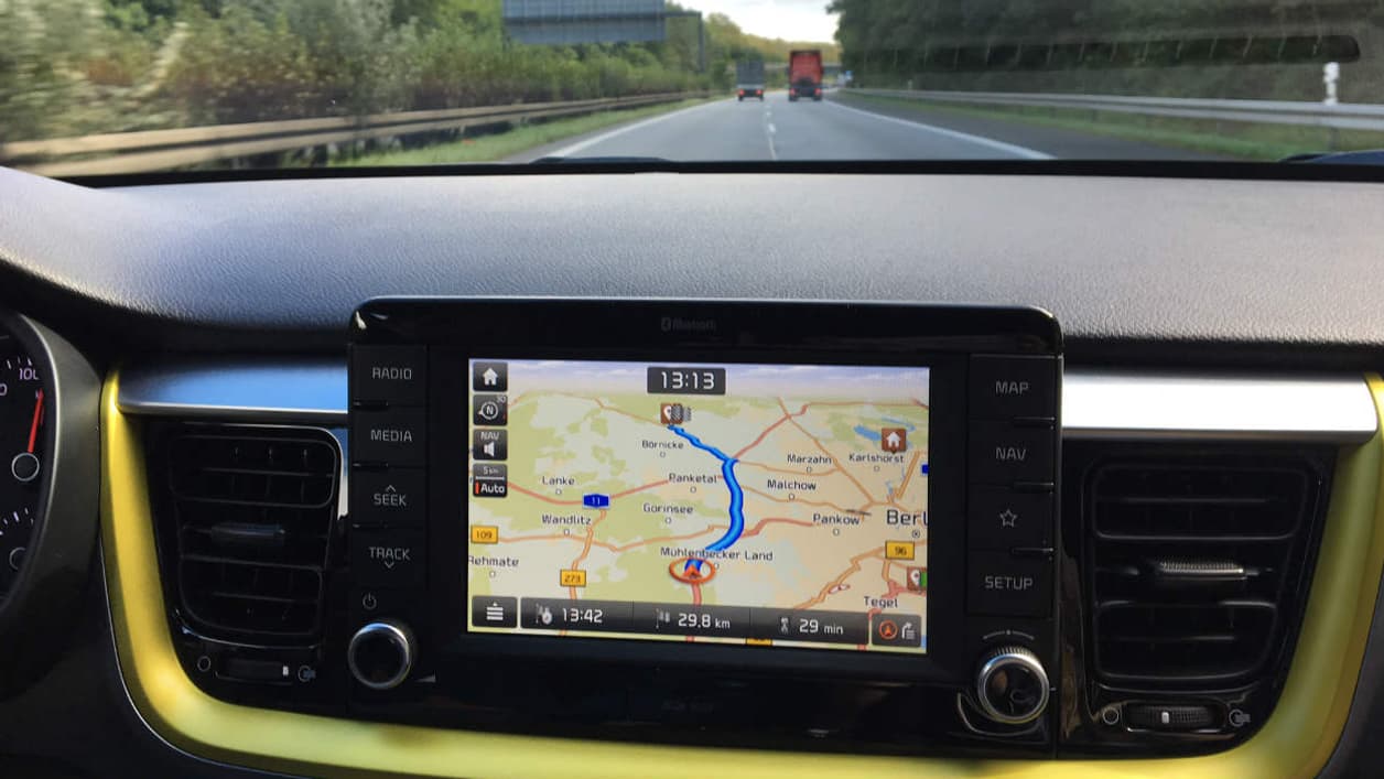 L’écran est un des atouts du Stonic. De série, il est très intuitif. Apple CarPlay comme Android Auto fonctionnent du premier coup sans aller chercher mot de passe et temps de connexion qui s’éternise. Sur la plus haute finition, les passagers arrière bénéficient également d'une prise USB. L’écran est un des atouts du Stonic. De série, il est très intuitif. Apple CarPlay comme Android Auto fonctionnent du premier coup sans aller chercher mot de passe et temps de connexion qui s’éternise. Sur la plus haute finition, les passagers arrière bénéficient également d'une prise USB.