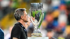 Luis Enrique avec le trophée de la Supercoupe d'Europe, le 13 août 2025