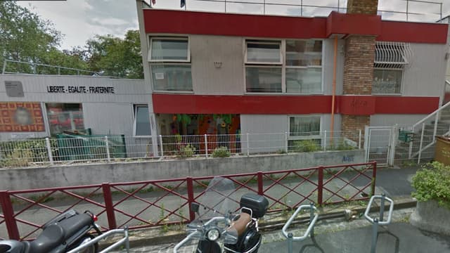Les inscriptions ont été découvertes sur le portail de l'école.