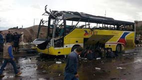 Au moins trois touristes étrangers ont été tués dans une explosion visant leur bus près de la station balnéaire de Taba dans le Sinaï égyptien.