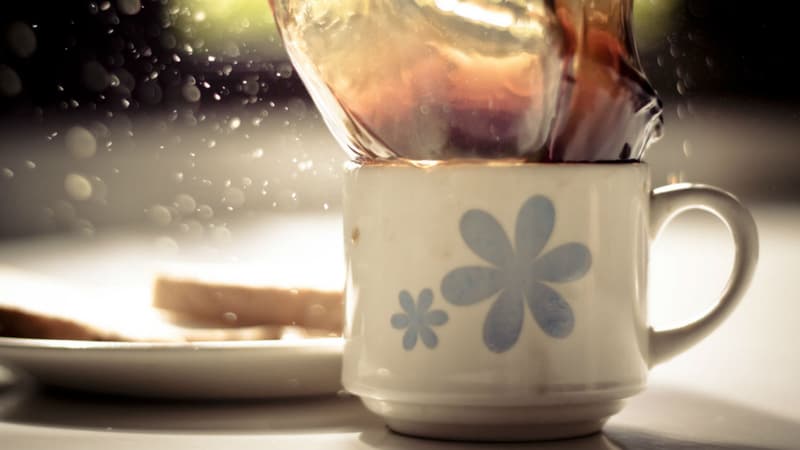 Remplacer le café par le thé n'est pas forcément la solution. La caféine, la théine et le trop plein de sucre sont à bannir pour rester en forme sans petit noir.
