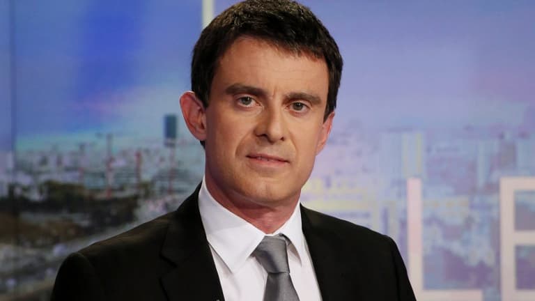 Manuel Valls pose lors d'une interview au 20h de TF1 en 2014