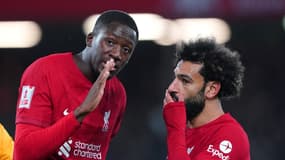 Ibrahima Konaté et Mohamed Salah en pleine discussion lors d'un match de Liverpool, novembre 2024
