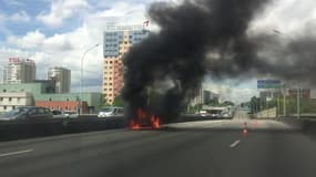 Voiture en feu sur le périphérique parisien - Témoins BFMTV