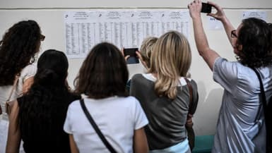 Des lycéens devant les résultats du bac au lycée Fresnel à Paris le 5 juillet 2019 (photo d'illustration).
