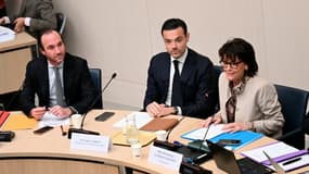 La sénatrice Dominique Estrosi Sassone s'exprime lors d'une audition du porte-parole de Shein France, Quentin Ruffat (à gauche), et du président de la Société des Grands Magasins (SGM) et propriétaire du BHV, Frédéric Merlin (au centre), devant la commission des Affaires économiques du Sénat, le 21 janvier 2026.