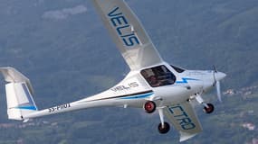 L’appareil fabriqué par l’entreprise slovène Pipistrel, le Velis Electro, est un avion biplace destiné principalement à la formation des pilotes.