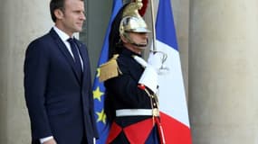 Emmanuel Macron sur le perron de l'Élysée, le 16 octobre 2017
