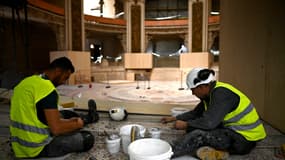 Deux ouvriers pendant les travaux du Palais de la découverte, en juin 2022.