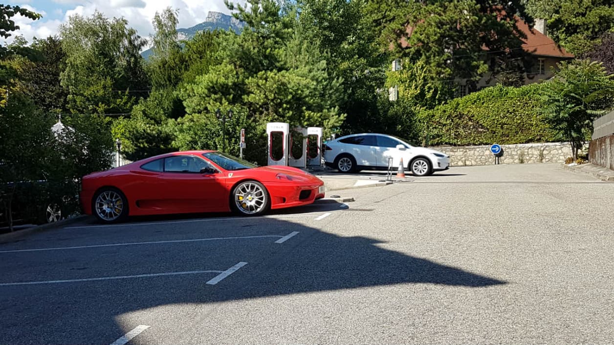 Un moyen de transports pour les vacances au XXe siècle, en rouge. Les vacances du XXIe en blanc. Un moyen de transports pour les vacances au XXe siècle, en rouge. Les vacances du XXIe en blanc.