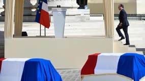 François Hollande devant le Panthéon avant l'hommage aux quatre résistants. 