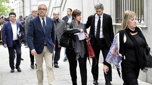 La député du parlement régional catalan Anna Simo (centre) arrive au tribunal avec les députés Catalan Joan Josep Nuet (à gauche) et Ramona Barrufet (à droite), le 2 novembre 2017