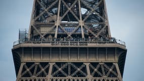 Des visiteurs profitent du deuxième étage de la Tour Eiffel, à Paris, le 29 avril 2022