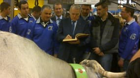 Le Premier ministre Jean-Marc Ayrault, lundi, signe quelques autographes à des éleveurs.