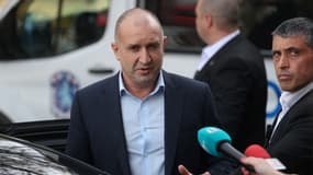 Le président bulgare Rumen Radev s'adresse à la presse après avoir voté dans un bureau de vote lors des élections législatives qui se sont tenues à Sofia le 2 avril 2023. 
