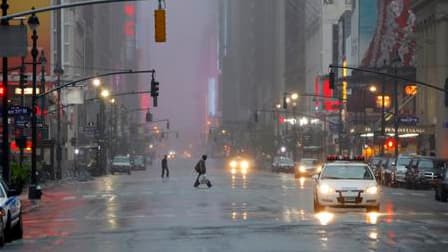 Dans le centre de Manhattan. La dépression Irene a perdu dimanche son statut d'ouragan à son arrivée sur New York, selon le Centre national américain des ouragans, qui parle désormais de tempête tropicale. /Photo prise le 28 août 2011/REUTERS/Mike Segar