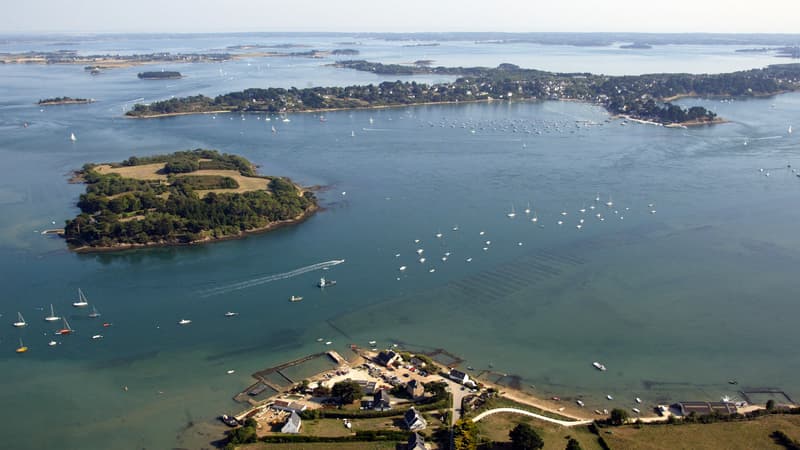 Vue aérienne du Golfe du Morbihan, avec au fond la commune de l'Île-aux-Moines, le 03 septembre 2005.
