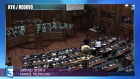 Zapping TV : le Premier ministre du Kosovo accueilli par des jets d’œufs au parlement