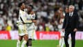 Jude Bellingham et Vinicius s'enlacent sous les yeux de Carlo Ancelotti après Real Madrid-Barça (3-2, Liga), le 21 mai 2024