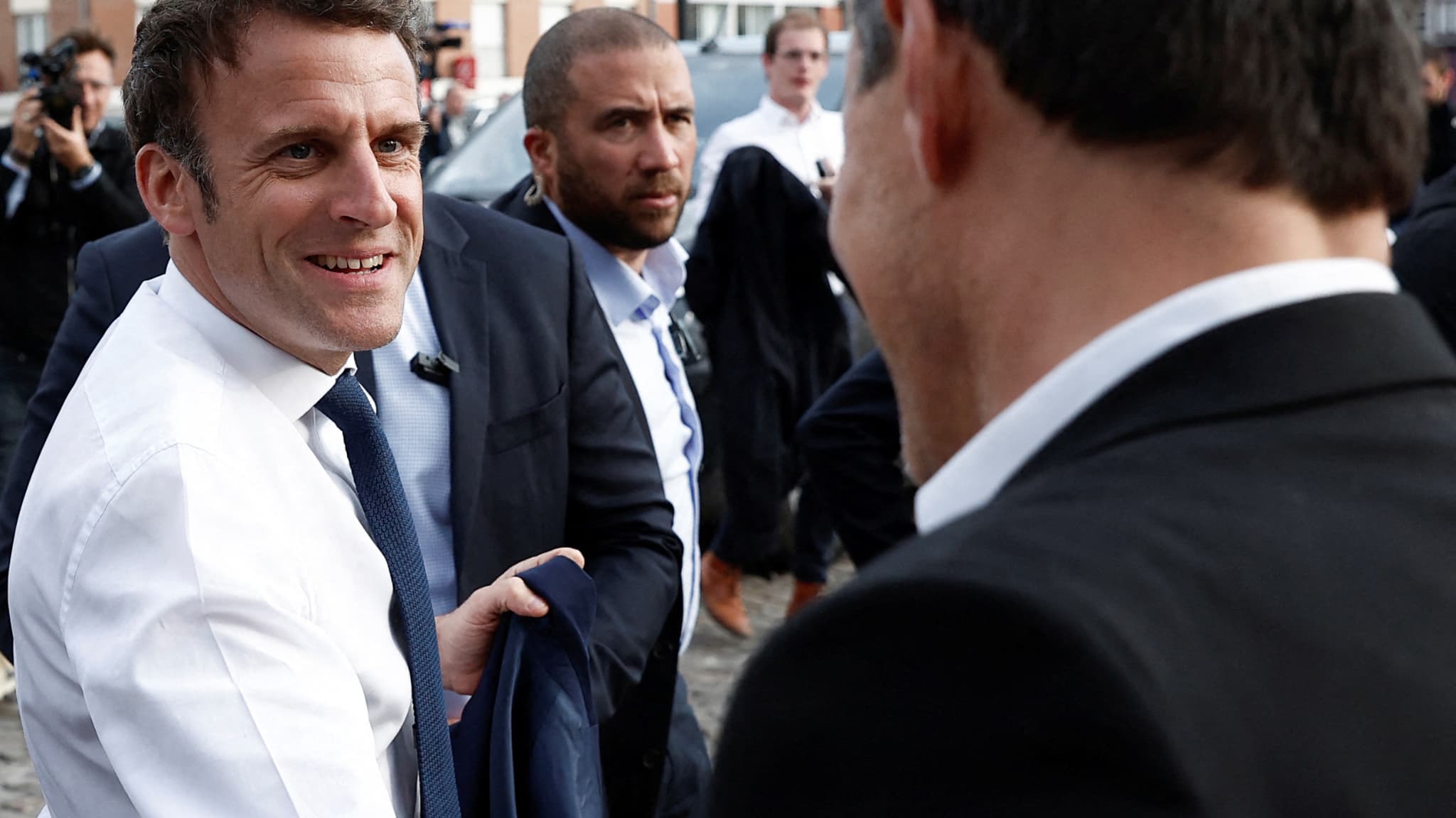 Эммануэль макрон фото. Эммануэль макрон с мужчинами. Эммануэль макрон с мужчинами. Эммануэль макрон с мужчинами. Макрон эммануэль ориентация.