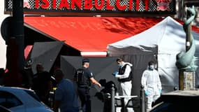 La police scientifique sur les lieux où cinq personnes ont été blessées par un homme muni de deux couteaux et d'une matraque et a été tué par des policiers, à Marseille, le 2 septembre 2025