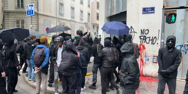 Une banque ciblée par des individus, en marge du cortège du 1er mai à Lyon. 
