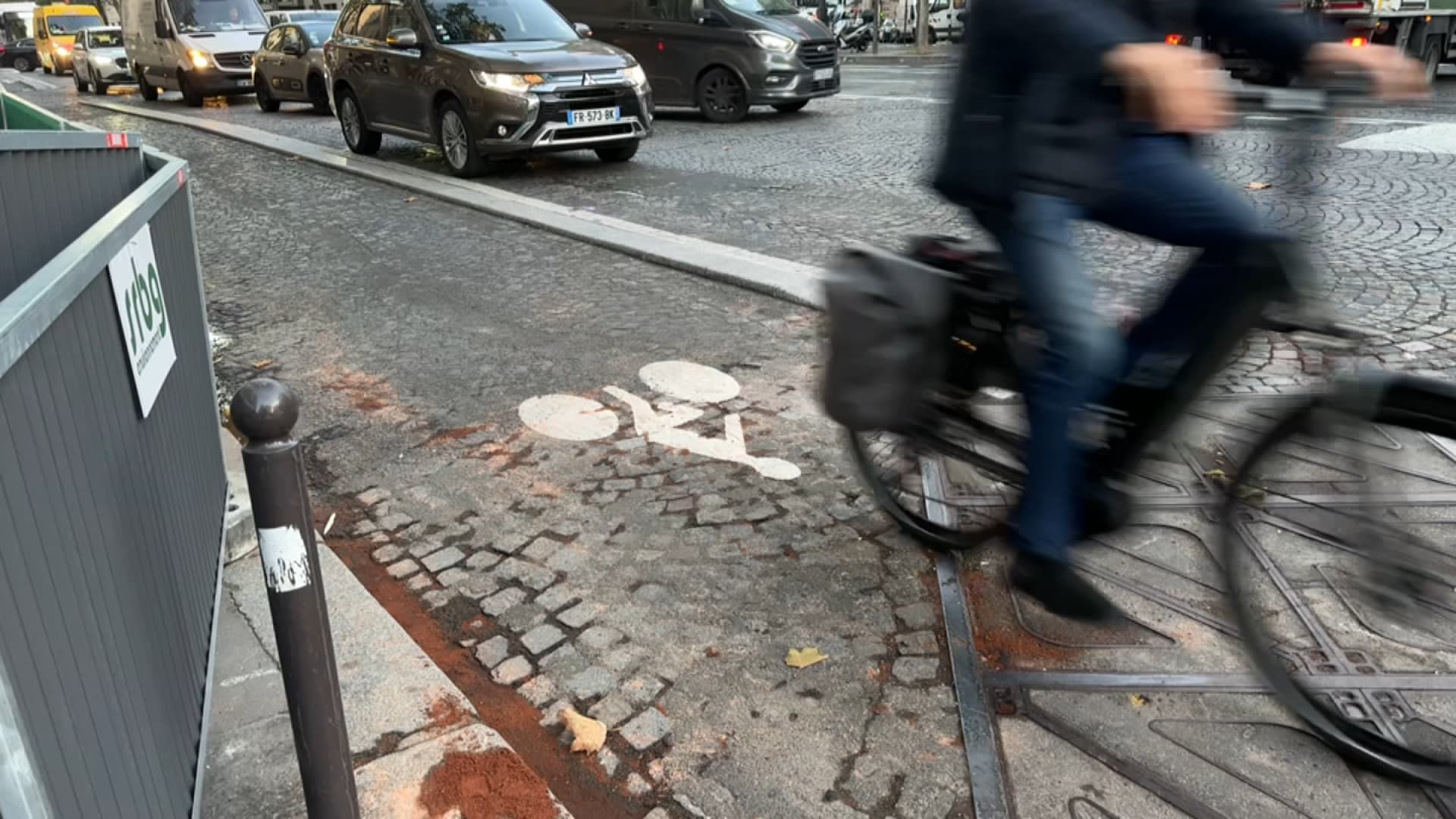 UN CYCLISTE RETROUVÉ MORT PRÈS DE BORDEAUX, UNE ENQUÊTE OUVERTE POUR HOMICIDE ROUTIER