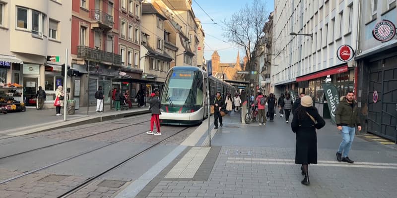 Une vue de l'arrêt de tram Faubourg National au cœur du quartier éponyme à Strasbourg, début février 2025