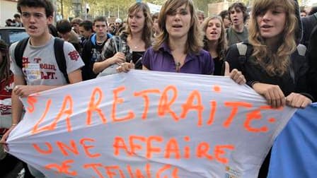 Lycéens et étudiants dans les rues de Toulouse, mardi. Les ténors de la majorité s'élèvent contre l'appel, jugé "irresponsable", de la socialiste Ségolène Royal invitant les jeunes à manifester contre la réforme des retraites. /Photo prise le 12 octobre 2