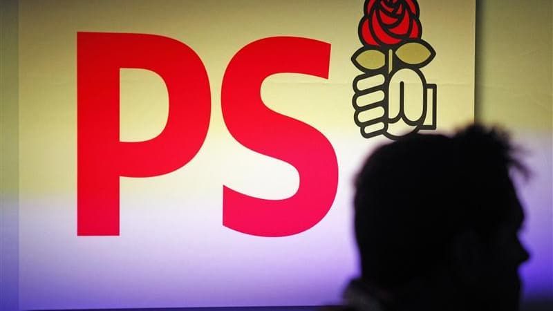 Le Parti socialiste s'efforce lors de son 76e congrès qui s'est ouvert vendredi à Toulouse de faire bloc derrière l'exécutif, accusé par l'opposition de multiplier les couacs et de mener une politique fiscale aggravant la crise. /Photo prise le 25 août 20