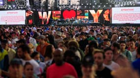 Un message sur la scène d'un concert se déroulant à New York le 21 août 2021