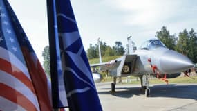 Un avion de combat F-15 de l'US Air Force et les drapeaux de l'Otan et des États-Unis le 30 août 2017 sur une base militaire en Lituanie. 