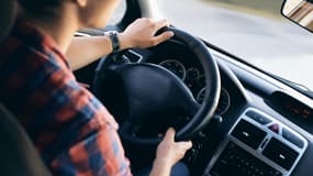 Image d'illustration - Un homme en train de conduire, au volant d'un véhicule