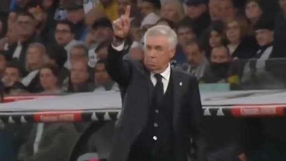 Le moment où Carlo Ancelotti fait signe à Rodrygo de rendre le ballon à Mbappé Le moment où Carlo Ancelotti fait signe à Rodrygo de rendre le ballon à Mbappé