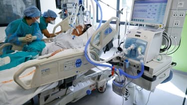 Des soignantes s'occupent d'un patient atteint du Covid-19 dans l'unité de soins intensifs de l'hôpital Delafontaine, le 29 mars 2021 à Saint-Denis, près de Paris