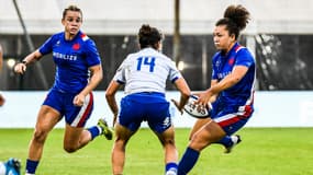 Caroline Drouin à la passe pour Marine Ménager lors de France-Italie, septembre 2022