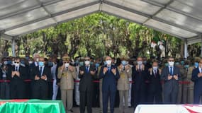 Une photo fournie par la présidence algérienne montre le président Abdelmajid Tebboune durant les prières à la cérémonie d'enterrement des restes des 24 combattants anticoloniaux remis par la France, à Alger le 5 juillet 2020