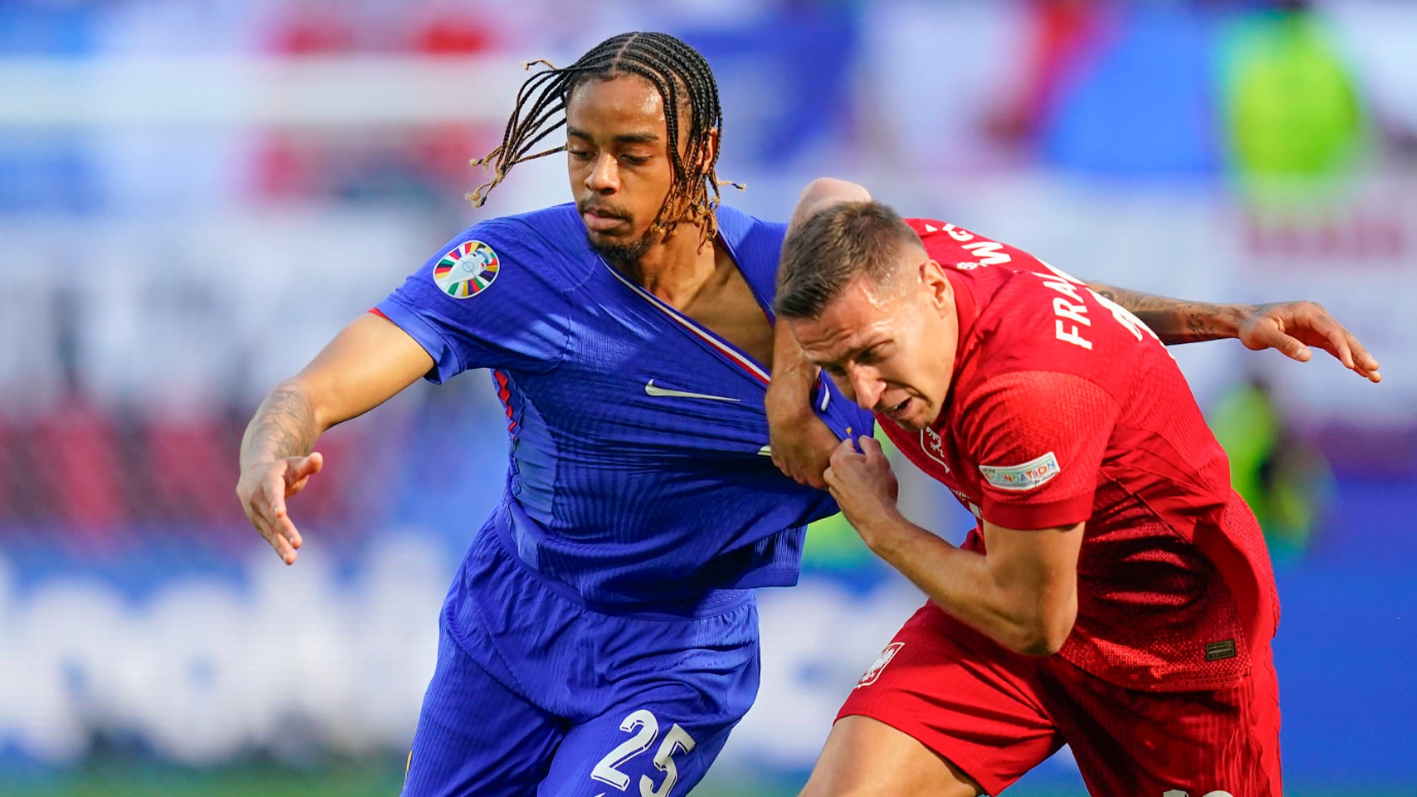 Le Français Bradley Barcola accroché lors du match contre la Pologne à l'Euro, le 25 juin 2024
