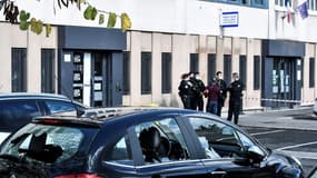 Des véhicules aux vitres brisées garés près de l'entrée du commissariat de police de Champigny-sur-Marne, le 11 octobre 2020