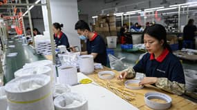 Des employés travaillent sur une chaîne de montage de luminaires dans une usine du fabricant d'éclairage Led Wosen à Zhongshan, dans la province du Guangdong, dans le sud de la Chine, le 17 avril 2025.