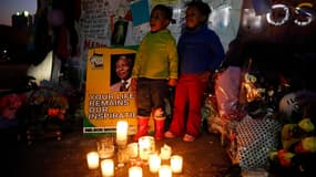 Messages de rétablissement et d'anniversaire pour Nelson Mandela devant la clinique à Pretoria où il a été admis le 8 juin dernier. L'ancien dirigeant sud-africain, qui fête ce jeudi son 95e anniversaire, est toujours hospitalisé pour une affection pulmon
