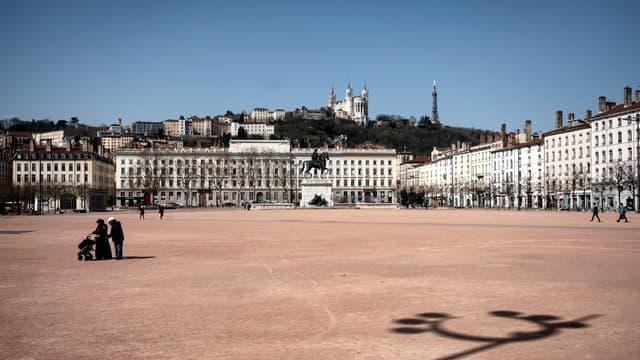 La place Bellecour désertée après l'annonce des consignes de confinement pour lutter contre la propagation du coronavirus