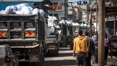 Des camions d'aide humanitaire entrent dans Gaza au niveau du point de passage de Rafah, le 10 mars 2024