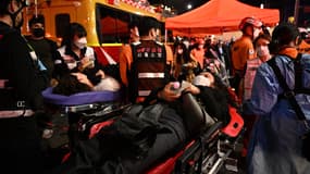 Des pompiers traitent les blessés après un mouvement de foule en marge des festivités d'Halloween à Séoul (Corée du Sud), le 29 octobre 2022.