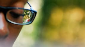 Une jeune femme portant des lunettes (Photo d'illustration).